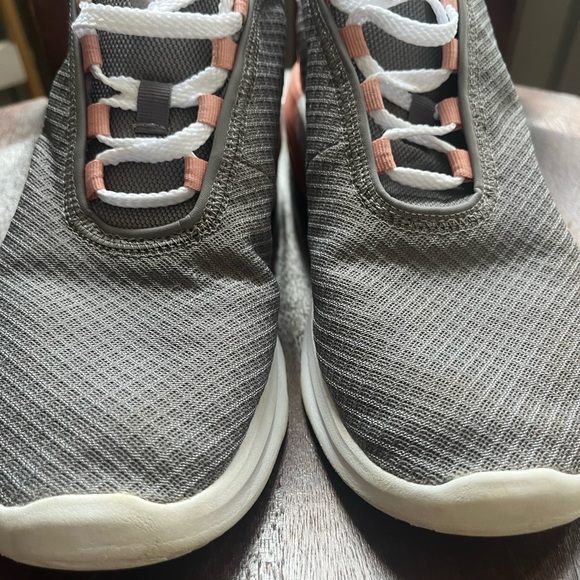 Nike Air Max Motion 2- women’s- size 8 - Picture 10 of 15